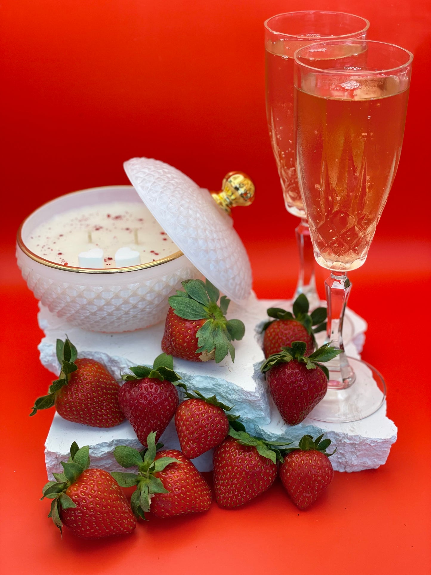 Champagne & Strawberries - Soy & Coconut Candle (45 hours burn time - cotton wick)