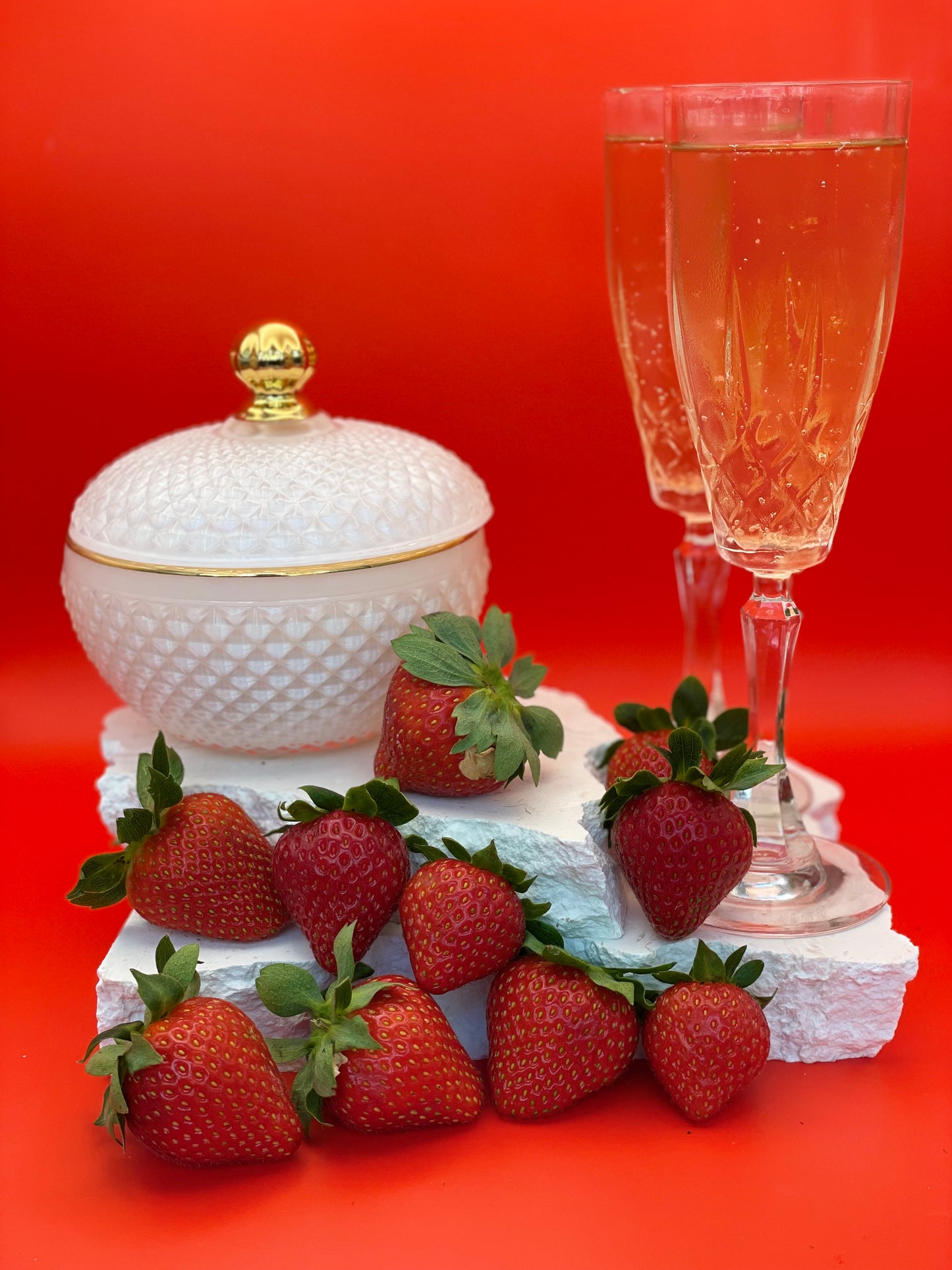 Champagne & Strawberries - Soy & Coconut Candle (45 hours burn time - cotton wick)