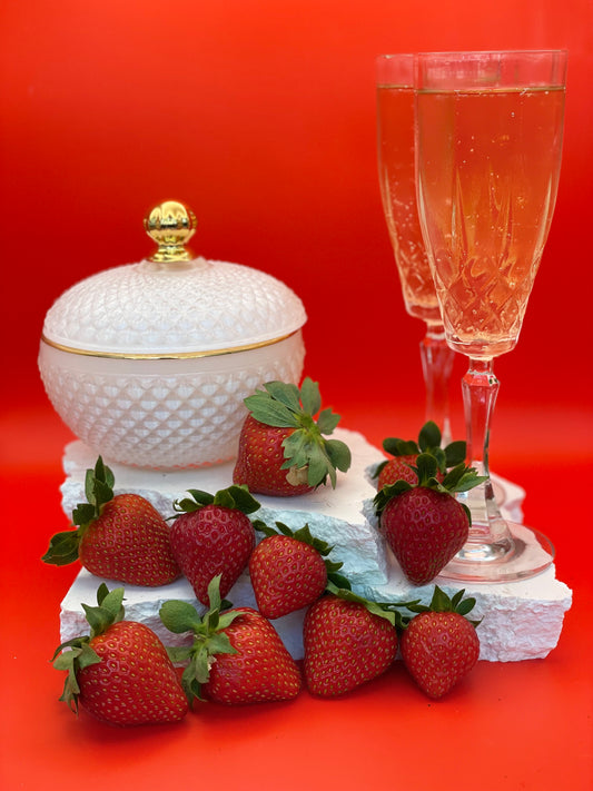 Champagne & Strawberries - Soy & Coconut Candle (45 hours burn time - cotton wick)